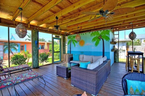 Private Cabana | 5 Min to Beach | Picnic Table