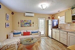 TV, offices - Private Cabana | 5 Min to Beach | Picnic Table (Port Aransas)