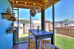 Outdoor dining - Private Cabana | 5 Min to Beach | Picnic Table (Port Aransas)