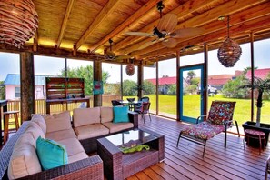 Outdoor dining - Private Cabana | 5 Min to Beach | Picnic Table (Port Aransas)