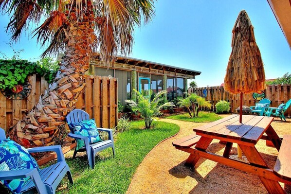 Outdoor dining - Private Cabana | 5 Min to Beach | Picnic Table (Port Aransas)