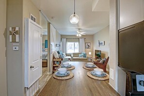 Fernseher, DVD-Player, Arbeitsbereiche