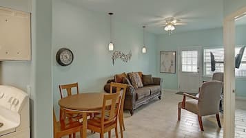 Televisión, reproductor de DVD y oficina