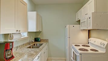 Een koelkast, een magnetron, een oven, een kookplaat