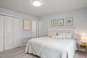 3 bedrooms, desk, iron/ironing board, WiFi - The Sandpiper, Private Deck, Bay Boat Parking (Port Aransas)