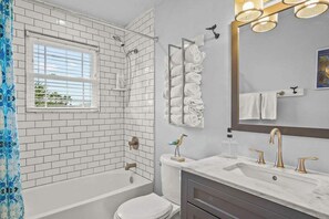 Douche, séchoir à cheveux, serviettes fournies, shampooing
