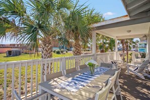 Outdoor dining - The Sandpiper, Private Deck, Bay Boat Parking (Port Aransas)
