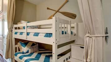 3 bedrooms, iron/ironing board, WiFi, bed sheets