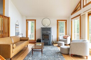 TV, fireplace - Cozy Woodland Hideaway – Peaceful Stay in a Charming Home (Franklin)