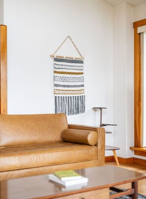 Televisión y chimenea