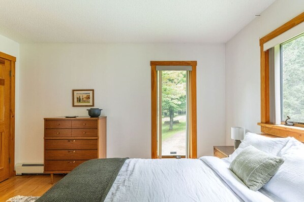 Travel cot, WiFi, bed sheets