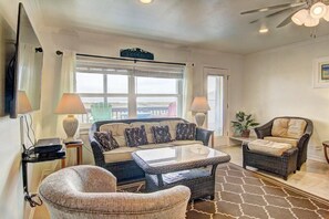 TV, offices - Buena Vista- Ocean View | Large Pool | Boardwalk (Port Aransas)