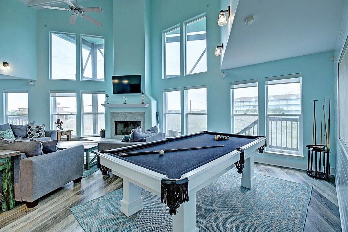 Televisión, chimenea, reproductor de DVD y oficina 