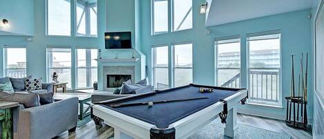 Televisión, chimenea, reproductor de DVD y oficina