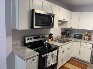 Private kitchen - Private home away from home. 5 minutes to USF, Advent Health or Moffit  (Tampa)