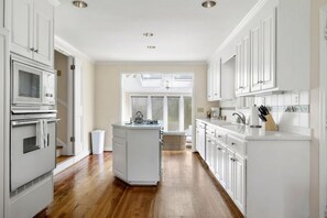 冷蔵庫、電子レンジ、オーブン、コンロ