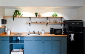 Frigorífico, placa de cocina, cafetera o tetera y utensilios de cocina