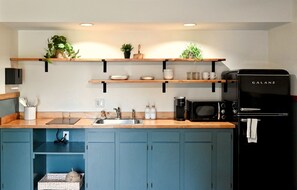 Coffee/tea maker, fridge, microwave, stovetop