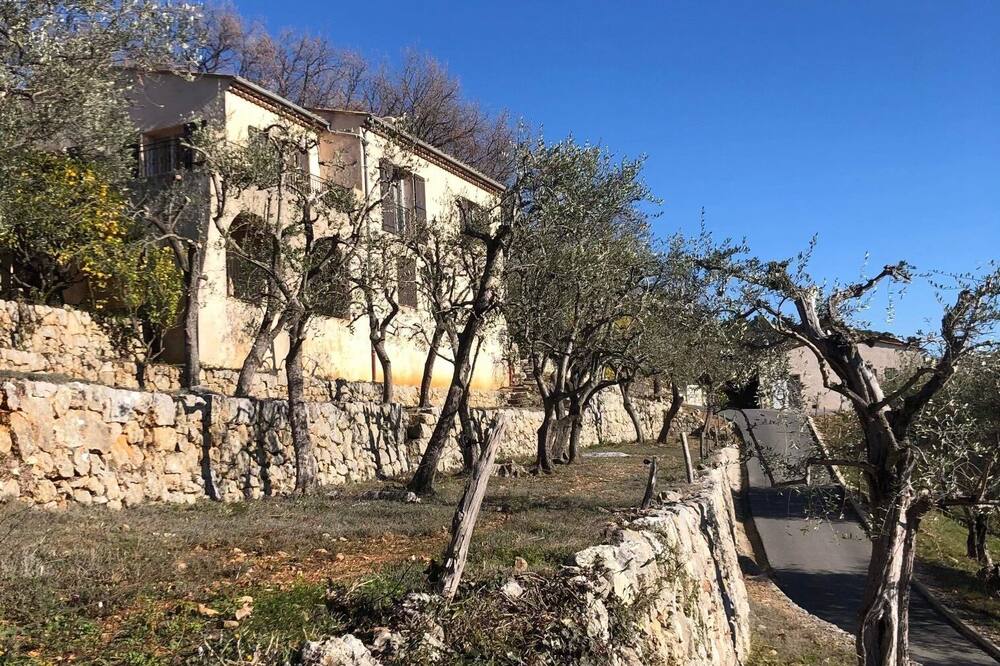House between sea and mountains, near Grasse, swimming pool with to Cannes bay