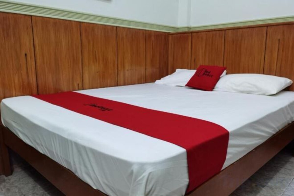 RedDoorz Deluxe Room