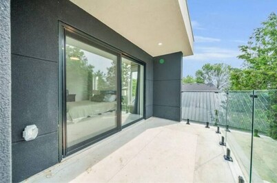 NEW 797 Lakeshore rd Paradise
