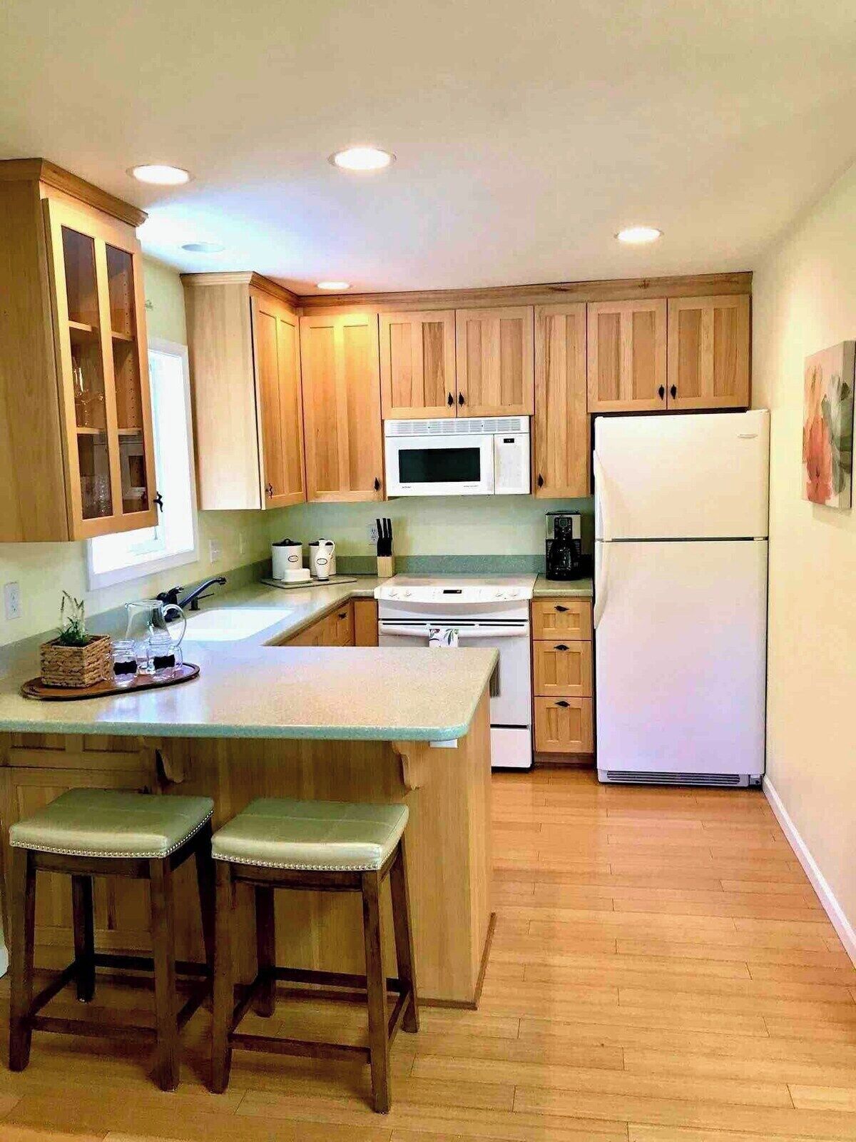 Kylskåp, mikrovågsugn, ugn och spishäll