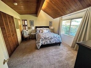 6 soverom, skrivebord, strykejern/-brett og reiseseng for barn