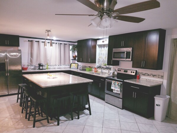 Frigorifero, microonde, forno, piano cottura