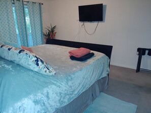5 Schlafzimmer, Schreibtisch, Bügeleisen/Bügelbrett, Reisekinderbett