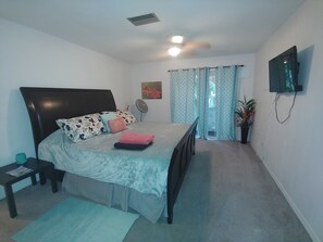 5 bedrooms, desk, iron/ironing board, travel crib