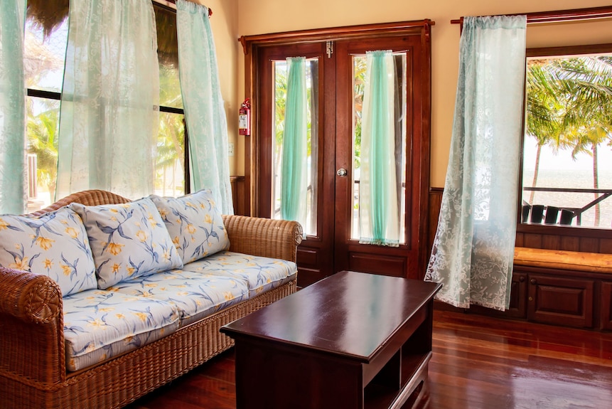 Seafront - 1 Queen Bedroom - Tours/concierge - A4 - Ambergris Caye