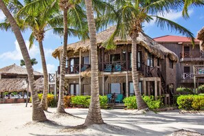 Exterior - Sea Front - Queen Bed w/ Tours/Concierge Service - D2 (San Pedro Town)