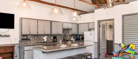 Réfrigérateur, micro-ondes, cafetière/bouilloire