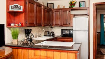 Refrigerador, microondas, horno y cafetera y tetera