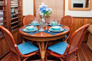 Dining - SeaFront - 1 King Bedroom - Tours/Concierge - A1 (San Pedro Town)