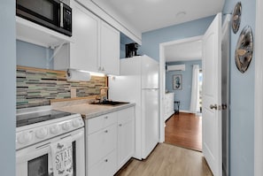 Geladeira, micro-ondas, fogão, cooktop