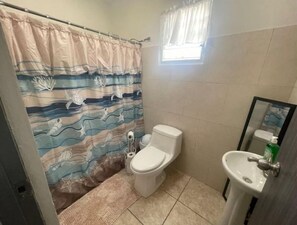 Secadora de cabello, toallas, jabón, papel de baño 