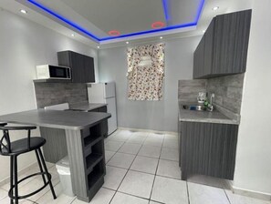 Réfrigérateur, four à micro-ondes, surface de cuisson, essuie-tout