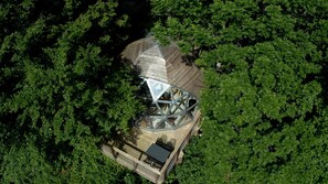 An aerial view of a wooden deck with a glass structure and seating. - Comfortable panoramic dome in the heart of Vercors (Autrans-Méaudre-en-Vercors)