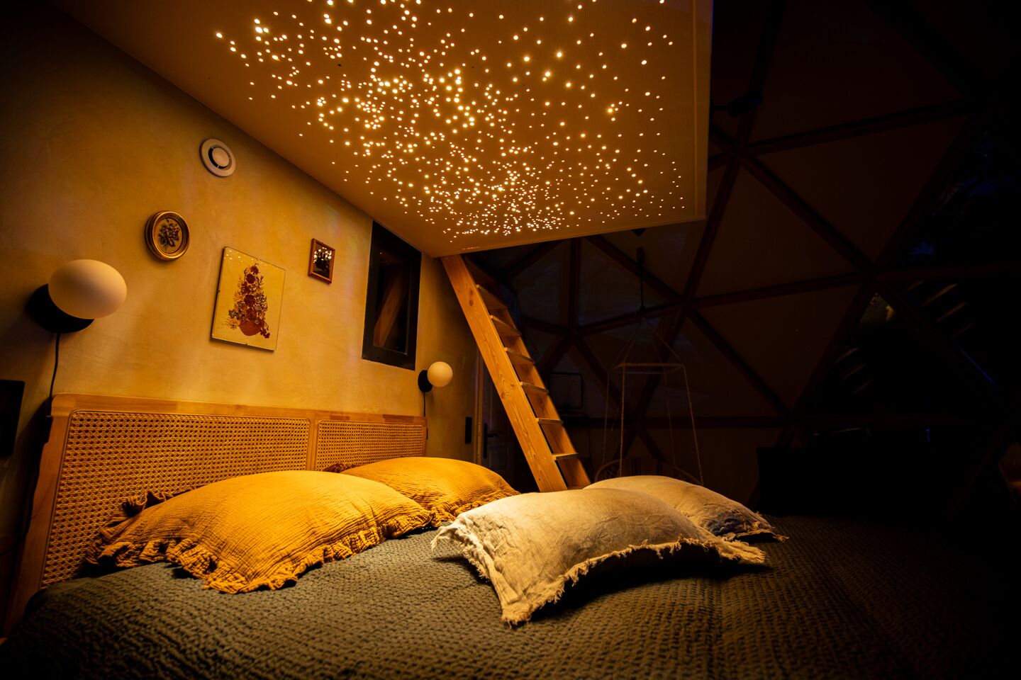 1 bedroom, travel crib, bed sheets