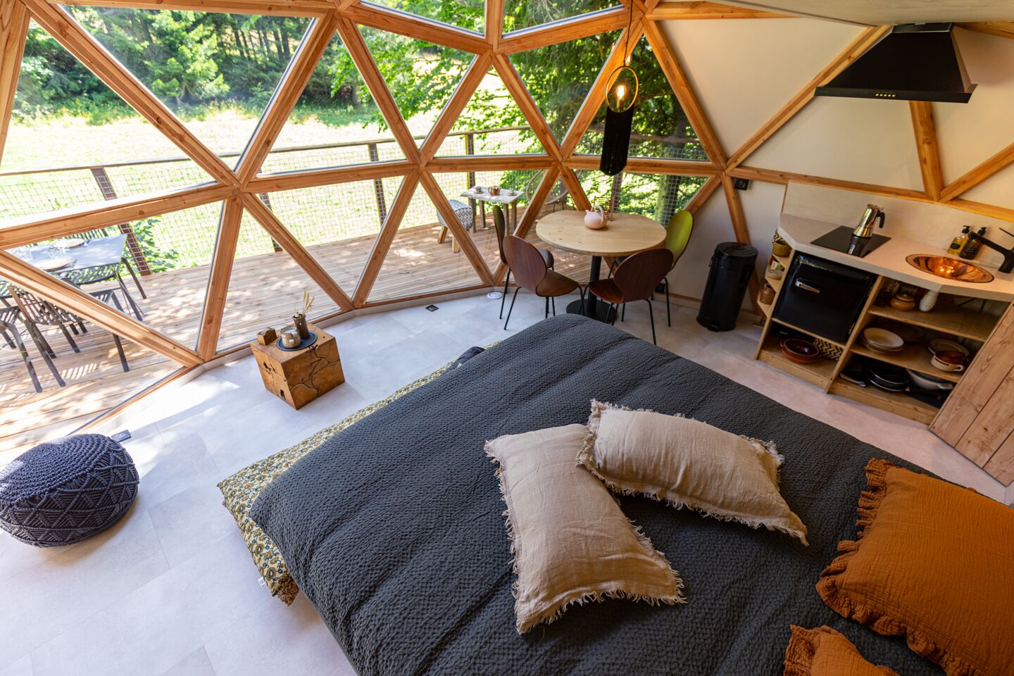 1 bedroom, travel crib, bed sheets