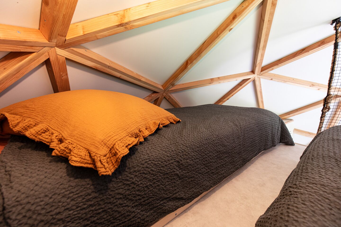 1 quarto, berço de viagem, roupa de cama