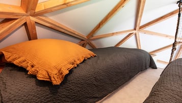 1 quarto, berço de viagem, roupa de cama