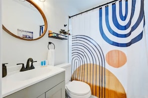 Shower, hair dryer, towels, soap - The Artist-cute 2/1 and only 8 minutes to downtown (North Charleston)