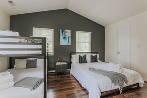 3 bedrooms, desk, iron/ironing board, free WiFi