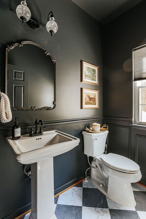 Combined shower/bathtub, hair dryer, towels - The Reserve at 151: Sauna, Hot Tub, Pool & Poker (Afton)