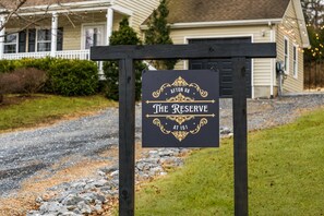 Señal de 'Afton VA The Reserve' con un borde decorativo y la dirección '151'.