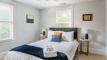 2 habitaciones, escritorio, tabla de planchar con plancha y wifi gratis