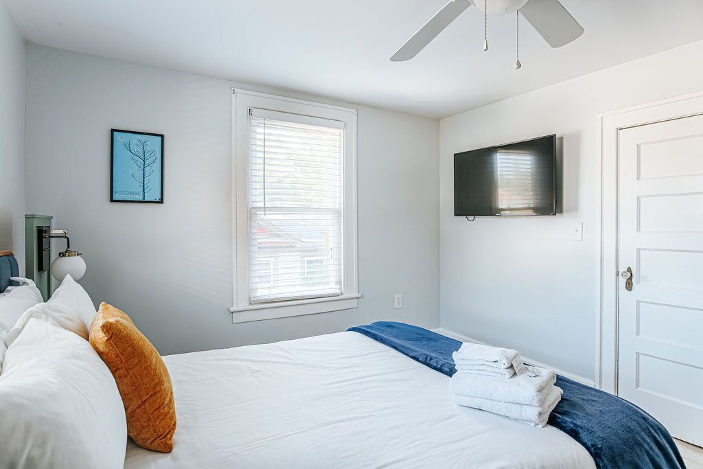 2 bedrooms, desk, iron/ironing board, WiFi (free)