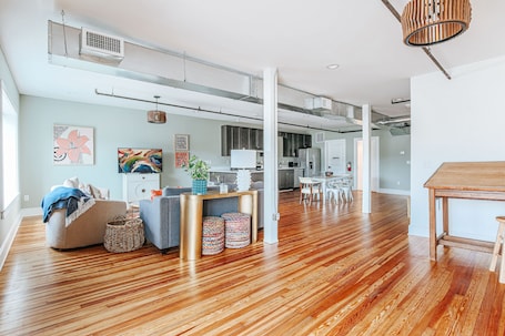 TV. Shenandoah Valley Atelier: NEW Waynesboro Loft